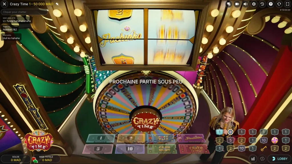 Capture d'écran du Crazy Time d'un casino en ligne marocain, avec une animatrice en direct et des segments de roue colorés.