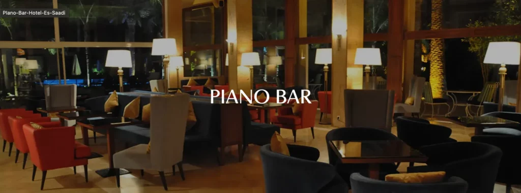 Piano-bar sophistiqué avec un éclairage d'ambiance et un espace dédié à la musique live dans le complexe hôtelier de Marrakech