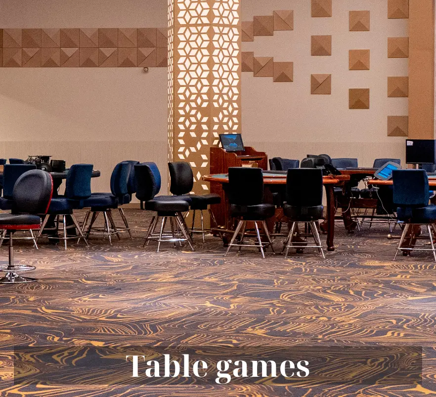 Des joueurs s'adonnant à des jeux de table classiques tels que le blackjack et le poker à Tanger au Casino Malabata Tanger